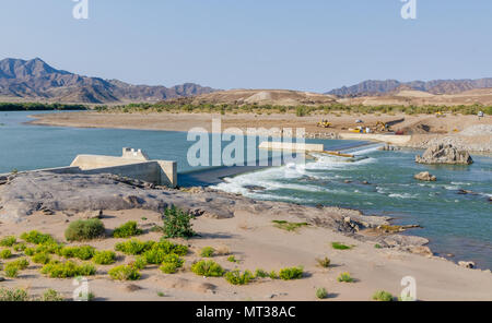 Sendelingsdrif, Namibie - 10 juillet 2014 : la construction du barrage en béton sur l'Orange River, frontière Afrique du Sud et en Namibie Banque D'Images