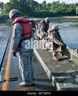 Les soldats de l'Armée active du 502e Multi Role Bridge Co., tirer sur des cordes pour aligner l'intérieurapt bridge bay articles ensemble. L'Armée américaine, les soldats d'active et de réserve d'active et de réserve avec des éléments marins à déployer, à construire et d'assembler un environ 320 mètres ruban amélioré flottante pont sur la rivière Arkansas pendant l'agression de la rivière 2017, à Fort Chaffee, Centre Manœuvre Ark., le 26 juillet 2017. Agression de la rivière 2017 est un combat prolongé de deux semaines d'entraînement tenue 15-28 juillet l'accent sur les compétences techniques, de divers membres de l'armée, qui a abouti à la construction d'une impr Banque D'Images