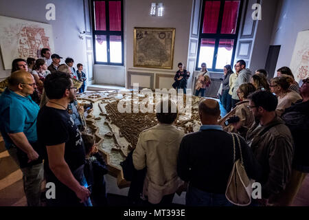 FERRARA, ITALIE - 01 mai 2018 : des inconnus à l'intérieur du château (Castello Estense), quatre tours, est une forteresse du 14e siècle, Ferrara, E,ilia-Roma Banque D'Images