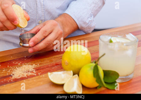 Le barman faire des margaritas Mexican lime. boissons cocktail servi un verre de mesure Banque D'Images