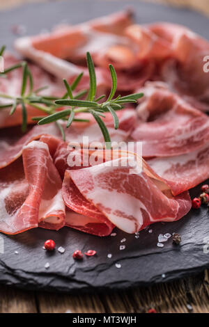 Coppa di Parma Ham sur ardoise avec du romarin sel et poivre. Banque D'Images