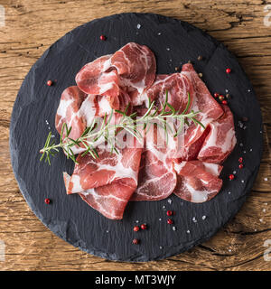 Coppa di Parma Ham sur ardoise avec du romarin sel et poivre. Banque D'Images