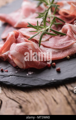 Coppa di Parma Ham sur ardoise avec du romarin sel et poivre. Banque D'Images