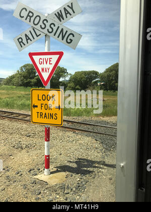 La signalisation ferroviaire est un système utilisé pour diriger le trafic ferroviaire et les trains de garder à l'écart de l'autre à tout moment. La traversée, céder et regarder fo Banque D'Images