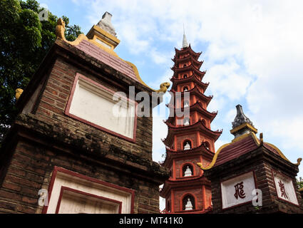 Le plus vieux temple bouddhiste au Vietnam, pagode Tran Quoc, situé sur le lac de l'ouest est l'une des attractions de touristes les plus populaires dans Hanoi, Vietnam Banque D'Images