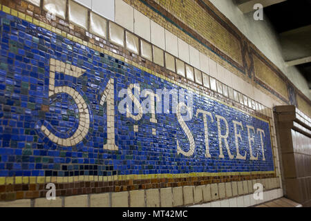 Mosaïque de carreaux dans le signe de la 51e Rue de la station de métro de la ville de New York Banque D'Images