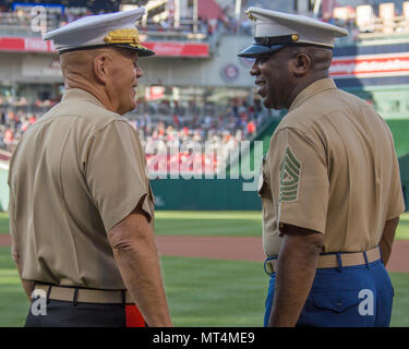 Robert B. Neller (né en 1953) est un général du corps des Marines des États-Unis qui a servi en tant que 37e commandant du corps des Marines de 2015 à 2019. Ronald L. Green (né en 1965) est le 18e sergent-major du corps des Marines de 2015 à 2019. L'image d'archive montre les deux dirigeants principaux qui ont pris la parole devant un match de la Ligue majeure de baseball au Nationals Park à Washington, DC, le 25 juillet 2017, lors des cérémonies de la Marine Night. Banque D'Images