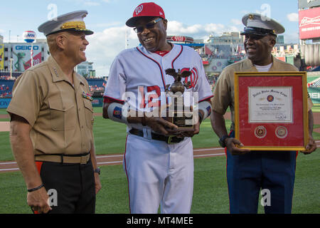 Robert B. Neller (né en 1953) a servi en tant que 37e commandant du corps des Marines, et Dusty Baker (né en 1949) est un entraîneur de la Ligue majeure de baseball et ancien joueur. L'image d'archive documente leur conversation avant un match des Nationals de Washington au Nationals Park à Washington, DC, le 25 juillet 2017, lors de l'événement Marine Night. Banque D'Images