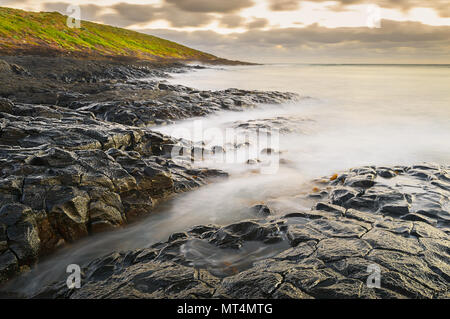 Roches volcaniques de lave à Black point dans le parc national d'Entrecasteaux. Banque D'Images
