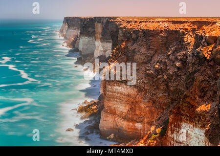 Célèbres falaises de Bunda à l'extrémité sud de la plaine de Nullarbor. Banque D'Images