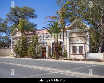 Windhoek, Namibie - Juillet 17, 2015 : Bien entretenu bâtiment colonial historique à partir de 1907 sur la rue vide Banque D'Images