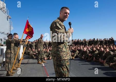 Le colonel Tye Wallace, commandant de la 31e Marine Expeditionary Unit, parle aux Marines américains au cours d'une formation pratique à bord du USS Bonhomme Richard (DG 6) actuellement en cours dans l'océan Pacifique, le 26 juillet 2017. Le colonel Wallace et le Sergent Major Jim Lanham, sergent-major de la 31e MEU, encouragé les Marines et les marins de la 31e MEU à continuer d'agir comme ambassadeurs du Marine Corps. La 31e MEU partenaires avec l'Escadron amphibie de la Marine 11 pour former la composante amphibie du Bonhomme Richard Expeditionary Strike Group. La 31e MEU et PHIBRON 11 s'associent pour proposer une approche cohérente bl Banque D'Images