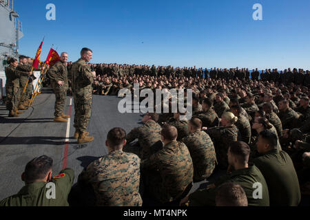 Le colonel Tye Wallace, commandant de la 31e Marine Expeditionary Unit, parle aux Marines américains au cours d'une formation pratique à bord du USS Bonhomme Richard (DG 6) actuellement en cours dans l'océan Pacifique, le 26 juillet 2017. Le colonel Wallace et le Sergent Major Jim Lanham, sergent-major de la 31e MEU, encouragé les Marines et les marins de la 31e MEU à continuer d'agir comme ambassadeurs du Marine Corps. La 31e MEU partenaires avec l'Escadron amphibie de la Marine 11 pour former la composante amphibie du Bonhomme Richard Expeditionary Strike Group. La 31e MEU et PHIBRON 11 s'associent pour proposer une approche cohérente bl Banque D'Images