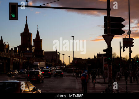 Le soleil se couche sur l'Oberbaumbruecke à Berlin, Allemagne. Banque D'Images