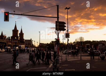 Le soleil se couche sur l'Oberbaumbruecke à Berlin, Allemagne. Banque D'Images