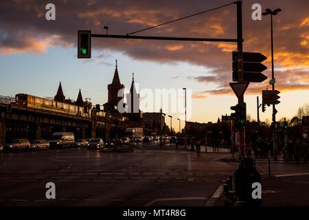 Le soleil se couche sur l'Oberbaumbruecke à Berlin, Allemagne. Banque D'Images