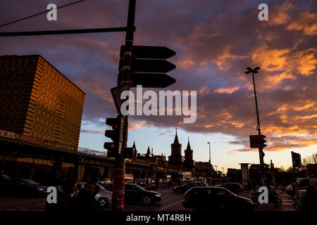 Le soleil se couche sur l'Oberbaumbruecke à Berlin, Allemagne. Banque D'Images