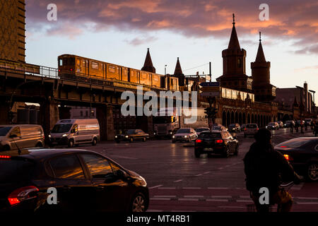 Le soleil se couche sur l'Oberbaumbruecke à Berlin, Allemagne. Banque D'Images