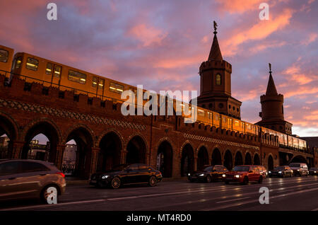 Le soleil se couche sur l'Oberbaumbruecke à Berlin, Allemagne. Banque D'Images