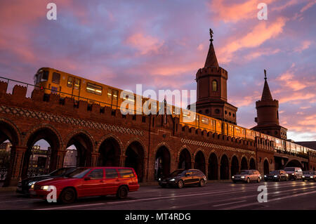 Le soleil se couche sur l'Oberbaumbruecke à Berlin, Allemagne. Banque D'Images