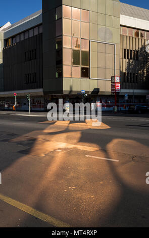 Une flaque de lumière réfléchie à Berlin, Allemagne. Banque D'Images
