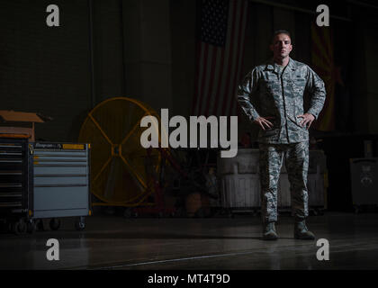 Tech. Le Sgt. Kyle Wilson, 56e Escadron de maintenance de l'équipement de soutien de l'équipement de servitude au sol sous-officier responsable, pose pour un portrait à Luke Air Force Base, en Arizona, le 25 juillet 2017. Wilson a été nommé l'un de l'aéronef de 12 aviateurs exceptionnels de l'année sur un total d'environ 290 000 soldats aviateurs de la force totale admissible. (U.S. Air Force photo/Caleb Worpel Navigant de première classe) Banque D'Images