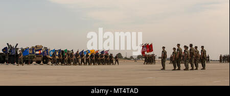 Les Marines américains affectés à l'Escadron d'attaque maritime (VMA) 214, Marine Attack Squadron 311, Marine Fighter Attack Squadron (VMFA) 211, Marine Aviation Logistics (MALS) 13 de l'escadron, l'Escadron de soutien de l'aile Marine (MWSS) 371, et l'Escadrille de véhicules aériens télépilotés marines VMU (1) au cours de l'assemblage d'avions Marine Group (MAG) 13 Cérémonie de passation de commandement sur l'aire au Marine Corps Air Station Yuma (Arizona), le 28 juillet 2017. Le colonel Marcus B. Annibale, le commandant sortant du MAG-13, a quitté le commandement d'un commandant, le Colonel William R. Sauerland. (U.S. Ta photo du Corps des marines Banque D'Images