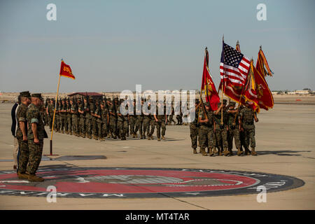 Les Marines américains affectés à l'Escadron d'attaque maritime (VMA) 214, Marine Attack Squadron 311, Marine Fighter Attack Squadron (VMFA) 211, Marine Aviation Logistics (MALS) 13 de l'escadron, l'Escadron de soutien de l'aile Marine (MWSS) 371, et l'Escadrille de véhicules aériens télépilotés marines VMU) 1 (effectuer un passage dans l'étude au cours de l'aéronef maritime Group (MAG) 13 Cérémonie de passation de commandement sur l'aire au Marine Corps Air Station Yuma (Arizona), le 28 juillet 2017. Le colonel Marcus B. Annibale, le commandant sortant du MAG-13, a quitté le commandement d'un commandant, le Colonel William R. Sauerland. (U.S. Marin Banque D'Images