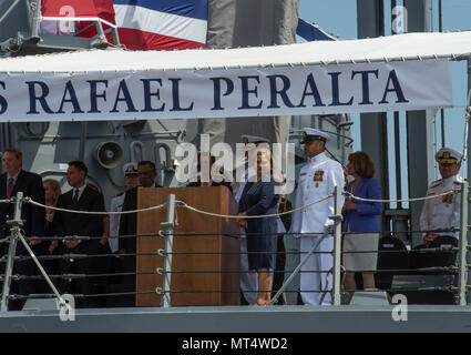 SAN DIEGO (29 juillet 2017), la marraine du navire, Rosa Maria Peralta, la mère de Sgt. Rafael Peralta, montres après avoir donné l'ordre à l'homme et de mettre le navire USS Rafael Perlata (DDG 115) à la vie au cours de la cérémonie de mise en service du navire. DDG 115 est nommé en l'honneur de la Croix de la Marine Sgt. Rafael Peralta, un chef d'équipe du scoutisme affecté à l 'chiens' lave de la Compagnie A, 1er Bataillon, 3e Régiment de Marines. Au cours de la deuxième bataille de Fallouja, son équipe a reçu l'ordre de maisons claires dans le cadre de l'Opération Phantom Fury. Sur cette mission, son équipe a été pris pour cible par les AK-47 d'insurgés et de feu d'une attaque à la grenade. Le Sgt. Banque D'Images