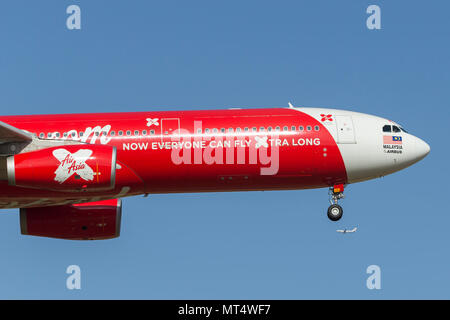 Airbus A330-343 d'AirAsia X 9M-XXJ en approche pour atterrir à l'Aéroport International de Melbourne. Banque D'Images