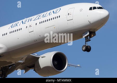 Air New Zealand avion Boeing 777-300 ZK-OKM sur une approche de l'Aéroport International de Melbourne. Banque D'Images
