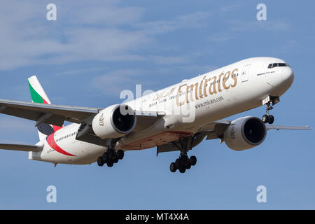 Unis avion Boeing 777-300 A6-voiture VEQ en approche pour atterrir à l'Aéroport International de Melbourne. Banque D'Images