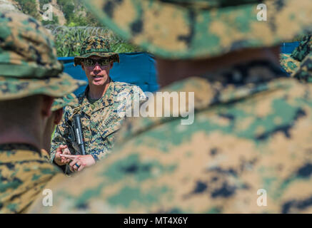 Le Sgt. Timothy Trauth, attribué à l'équipe de sécurité de l'antiterrorisme de la Flotte (Pacifique), indique à son FASTPAC marines pendant une close quarters battle percer en préparation pour la coopération de l'état de préparation et de formation à flot (CARAT) Timor-Leste 2017 au Camp Lenhoff, le Timor-Leste, le 29 juillet 2017. CARAT est un exercice bilatéral entre la série la Marine américaine et les forces armées de huit pays partenaires en Asie du Sud et du Sud-Est qui contribue à la sécurité régionale et la stabilité en fournissant un lieu crédible pour partager les meilleures pratiques et la coopération pratique en réponse aux défis de la sécurité maritime. (U.S. Banque D'Images