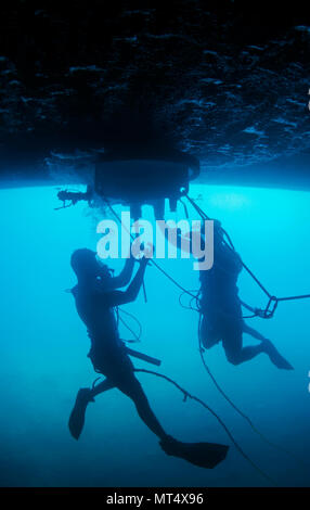 La baie de Souda, la Grèce (3 juillet 2017) Marine Diver Seaman Mitch Houck, gauche, et la marine Diver 3 classe Nick Frantz, toutes deux affectées à la région du centre du littoral de l'entretien régional Centre (MARMC), effectuer une plongée sur l'élevage des navires de la classe Ticonderoga-croiseur lance-missiles USS Ville de Huê (CG-66) dans la baie de Souda, la Grèce le 3 juillet 2017. MARMC fournit l'ingénierie et services techniques à l'appui de l'état de préparation de la flotte pour tous les navires, sous-marins et porte-avions. (U.S. Photo par marine Spécialiste de la communication de masse 2e classe Sean Furey) Banque D'Images