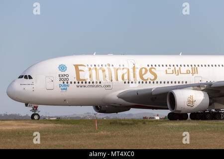 Avion de ligne Airbus A380-861 Emirates A6-EEF sur une bretelle de la préparation pour le décollage à partir de Melbourne International Airp Banque D'Images