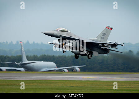 Un F-16C Fighting Falcon affecté à la 480e Escadron de chasse, Base aérienne de Spangdahlem, en Allemagne, lance pour une sortie à l'appui d'un exercice d'entraînement de vol de Royal Air Force Lakenheath, Angleterre, le 25 juillet. Dix-huit F-16 Fighting Falcon et plus de 260 aviateurs canadiens de la 52e Escadre de chasse, Base aérienne de Spangdahlem, en Allemagne, a achevé une formation de trois semaines, le 31 juillet. déploiement (U.S. Air Force photo/ Tech. Le Sgt. Matthew Plew) Banque D'Images