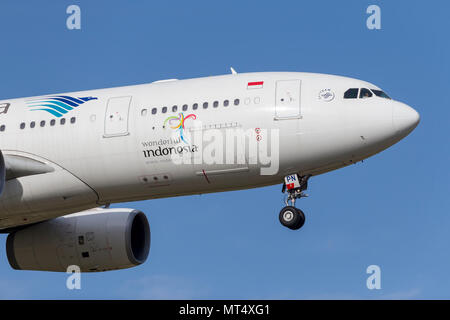 Garuda Indonesia Airbus A330-243 PK-avion de GPN en approche pour atterrir à l'Aéroport International de Melbourne. Banque D'Images
