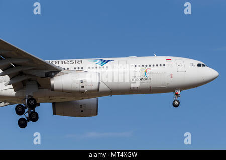 Garuda Indonesia Airbus A330-243 PK-avion de GPN en approche pour atterrir à l'Aéroport International de Melbourne. Banque D'Images