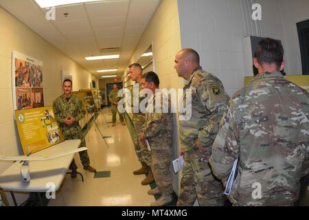 170725-N-TI567-191 Stennis Space Center, au Mississippi -- Le général Kenneth Tovo, commandant de l'United States Army Special Operations Command, reçoit une commande brève et visite de l'instruction pour la Marine et la formation technique les installations scolaires, situé sur le jean. C. Stennis Space Center au Mississippi. Tovo's tour des trois commandements des opérations spéciales de la Marine situé sur Stennis marque sa première visite dans la région au cours de son commandement au Commandement. Les trois commandes : NAVSCIATTS, Special Boat Team 22 et détachement d'instruction Stennis. La coopération en matière de sécurité est un NAVSCIATTS schoolhouse oper Banque D'Images