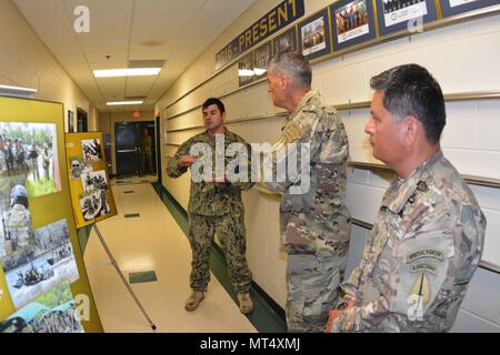 170725-N-TI567-201 Stennis Space Center, au Mississippi -- Le général Kenneth Tovo, commandant de l'United States Army Special Operations Command, reçoit une commande guidée et brève de l'équipe d'instruction pour petits et la formation technique les installations scolaires, situé sur le jean. C. Stennis Space Center au Mississippi. Tovo's tour des trois commandements des opérations spéciales de la Marine situé sur Stennis marque sa première visite dans la région au cours de son commandement au Commandement. Les trois commandes : NAVSCIATTS, Special Boat Team 22 et détachement d'instruction Stennis. La coopération en matière de sécurité est un NAVSCIATTS schoolhouse oper Banque D'Images