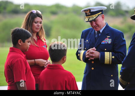 Adm arrière. Dave Callahan, 8e commandant du district de la Garde côtière canadienne, parle à la famille de Corps des Marines à la retraite Master Sgt. Rodney Buentello avant de présenter à titre posthume la Médaille de sauvetage de l'or, le 31 juillet 2017, à San Antonio. La médaille honore Buentello's actions héroïques pour sauver la vie de deux adolescents de les eaux tumultueuses de la rivière Medina dans l'après-midi du 8 juin 2016. U.S. Coast Guard photo de Maître de 2e classe Grant DeVuyst. Banque D'Images