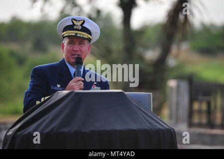 Adm arrière. Dave Callahan, 8e commandant du district de la Garde côtière canadienne, s'adresse aux participants au cours d'une cérémonie de récompense à titre posthume du Corps des Marines à la retraite Master Sgt. Rodney avec le Buentello Médaille de sauvetage de l'or, le 31 juillet 2017, à San Antonio. La Médaille de sauvetage de l'or, l'une des plus anciennes des États-Unis, des médailles a été créé par une loi du Congrès en 1874 et peut être attribué à une personne qui effectue un sauvetage ou tentative de sauvetage d'une autre personne de la noyade, naufrage ou autre danger de l'eau, au risque de sa propre vie, et démontre l'extrême et héroïque de l'audace. Photo de la Garde côtière des États-Unis par le m Banque D'Images