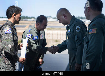 Le 251e Escadron est une unité de l'armée de l'air de la République de Corée affectée à la 5e escadre de mobilité aérienne de la base aérienne de Gimhae à Busan. Le 29 juillet 2017, la direction de l'escadron a rencontré des responsables du Air Mobility Command après son arrivée à la base conjointe Lewis-McChord pour Mobility Guardian. L'image d'archive documente l'accueil officiel lors des activités d'exercices multinationaux. Banque D'Images