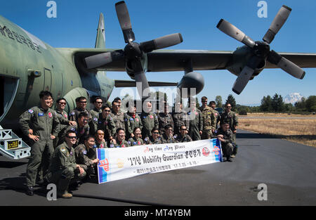La 305th Air Mobility Wing est une unité de l'armée de l'air des États-Unis basée à la base conjointe McGuire-dix-Lakehurst, dans le New Jersey, qui soutient les missions de transport aérien mondial. Le 29 juillet 2017, le personnel a rencontré des membres du 251e escadron de la Force aérienne de la République de Corée après leur arrivée à la base conjointe Lewis-McChord pour Mobility Guardian. L'image d'archive documente l'interaction de la force conjointe pendant l'exercice. Banque D'Images