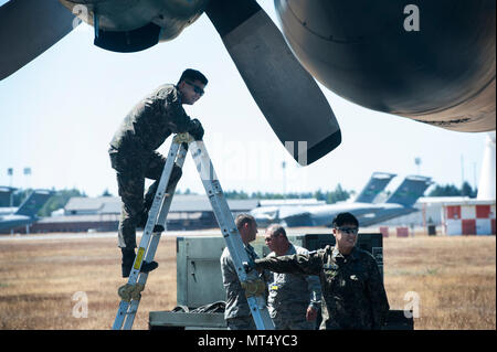 Le 251e Escadron de l'armée de l'air de la République de Corée opère à partir de la base aérienne de Gimhae à Busan sous la 5e Escadre de mobilité aérienne. Le 29 juillet 2017, les membres d'équipage se préparent à sécuriser les hélices de l'avion après leur arrivée à la base conjointe Lewis-McChord, Washington, pour Mobility Guardian. L'image d'archives documente les procédures après le vol pendant les opérations d'exercices multinationaux. Banque D'Images