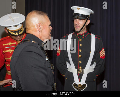 Commandant de la Marine Corps le général Robert B. Neller, gauche, parle avec le Sgt. Kenneth J. Newton, couleur sergent de la Marine Corps, après avoir défilé et soirée chez Marine Barracks Washington, Washington, D.C., le 28 juillet 2017. Neller hébergé la parade et l'Armée de l'air Chef de cabinet Le Général David L. Goldfein est l'invité d'honneur. (U.S. Marine Corps photo par le Cpl. Samantha K. Braun) Banque D'Images