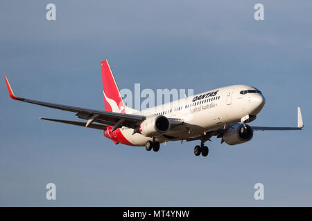 Boeing 737-838 de Qantas VH-VYE en approche pour atterrir à l'Aéroport International de Melbourne. Banque D'Images