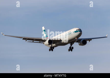 Cathay Pacific Airbus A330-343 B-avion de LAK en approche pour atterrir à l'Aéroport International de Melbourne. Banque D'Images