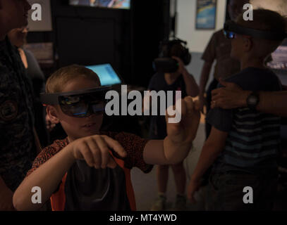 170731-N-LY160-0081 PEARL HARBOR (31 juillet 2017) - Les membres de la famille Centre de formation navale sous-marine du Pacifique (NSTCP) marins d' l'Innovation Lab (iLab) au cours de l'NSTCP Tiger Cruise. (U.S. Photo par marine Spécialiste de la communication de masse 2e classe Michael H. Lee) Banque D'Images