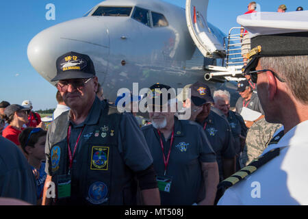 170728-N-CU914-581 Oshkosh, Wisconsin (28 juillet 2017) - Le Cmdr. Brian Badura de commandement des Forces de la flotte, se félicite de la maison des anciens combattants du Vietnam qui reviennent de voyage de vol un honneur à Washington, D.C., l'Experimental Aircraft Association (EAA), American Airlines, et vieille gloire honneur Flight ont uni leurs forces pour donner à 110 anciens combattants du Vietnam l'occasion de visiter les monuments commémoratifs puissant dédié en leur honneur avec un ruban jaune honneur Vol au départ d'EAA AirVenture 2017. American Airlines dédié un avion a volé environ 110 anciens combattants du Vietnam à partir de l'AirVenture raisons de notre Capitole national pour un Banque D'Images